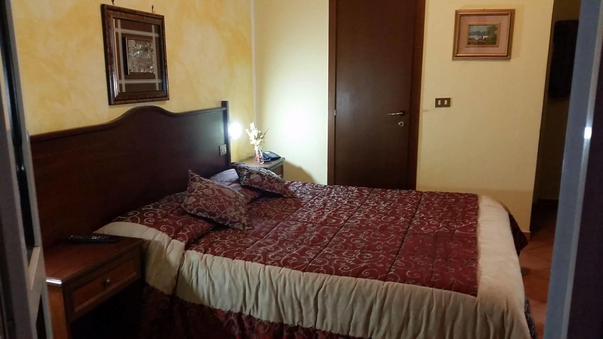 Hotel Chopin Milan Bagian luar foto